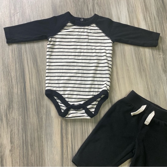 Long Sleeve Striped Onesie Black & White, with Black Pants Size 3-6 mos - Picture 5 of 10